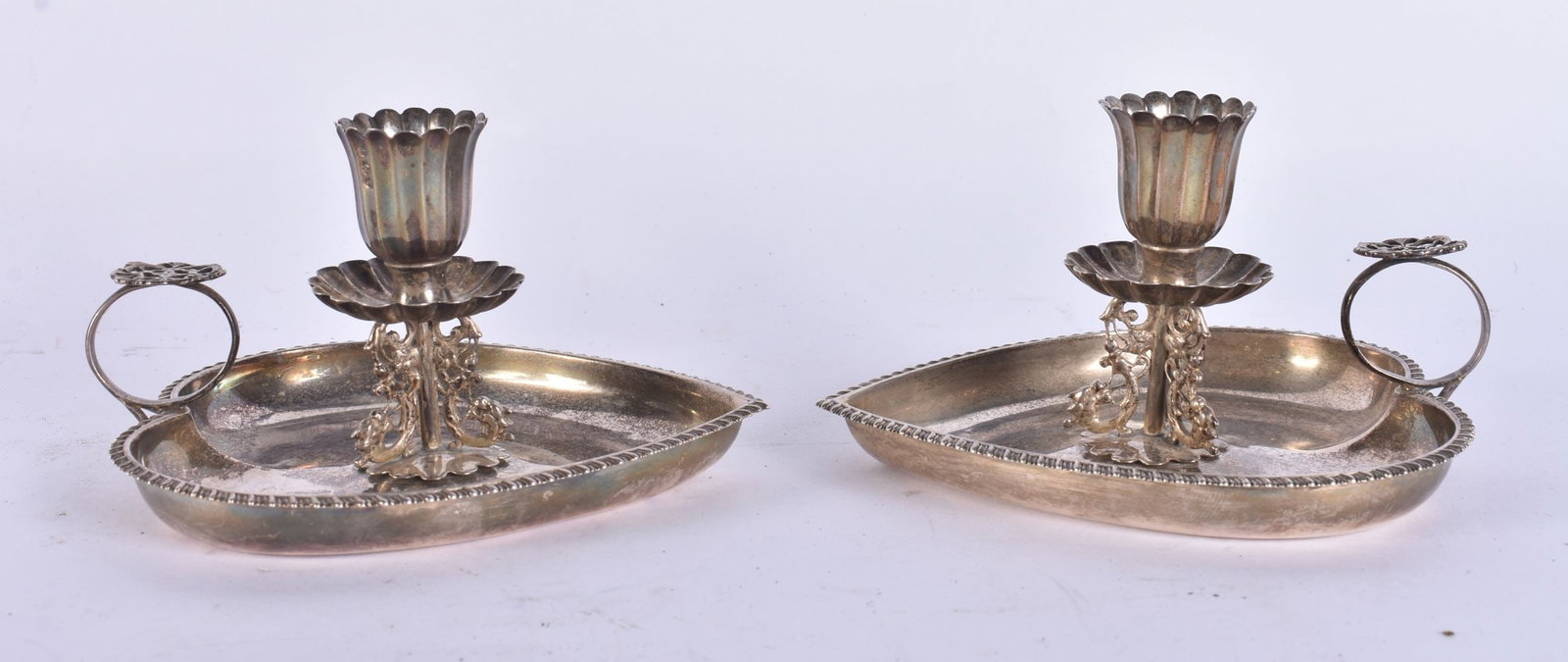 A PAIR OF VICTORIAN WILLIAM COMYNS SILVER CHAMBERSTICKS. 215 grams. 12.5 CM X 10 CM. (1 of 4)