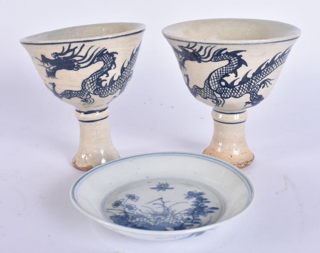 AN 18TH CENTURY CHINESE BLUE AND WHITE PORCELAIN DISH together with a pair of blue white stem cups. (1 of 7)