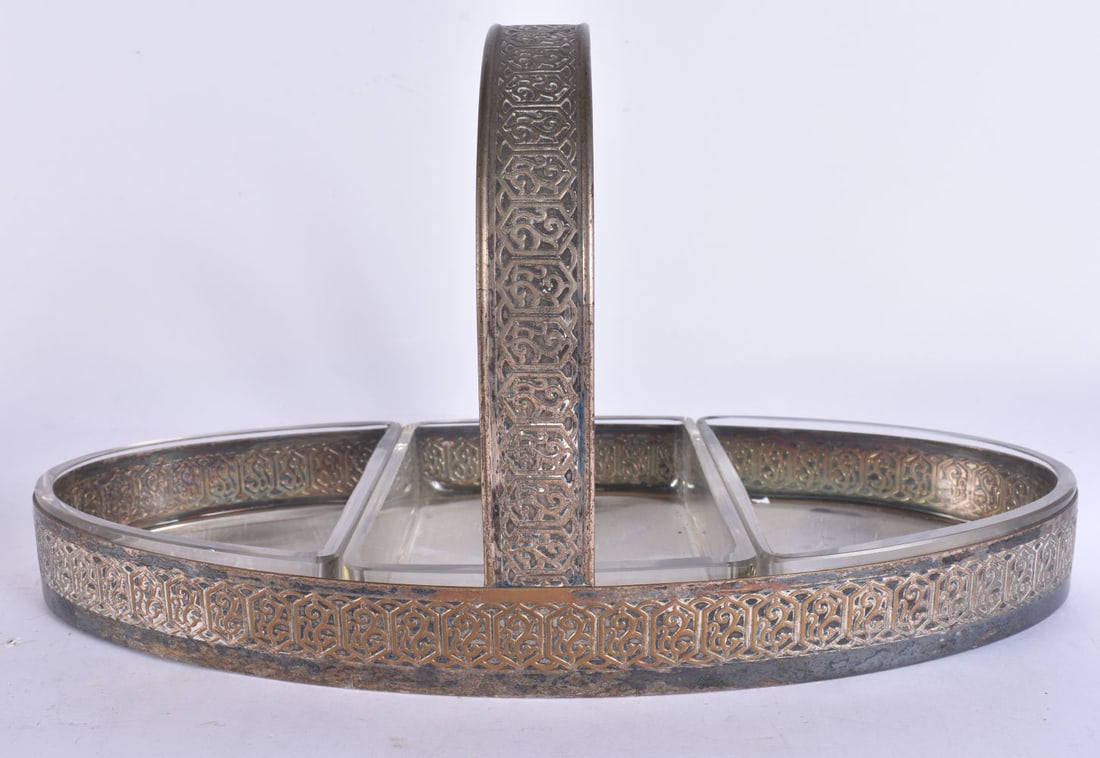 A SILVER PLATED SERVING BASKET DISH. 34 cm x 16 cm. (1 of 4)