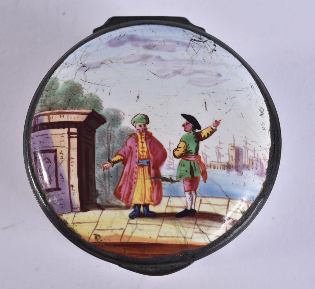 AN UNUSUAL 18TH CENTURY ENGLISH ENAMEL PATCH BOX painted with figures. 4.75 cm wide. (1 of 5)
