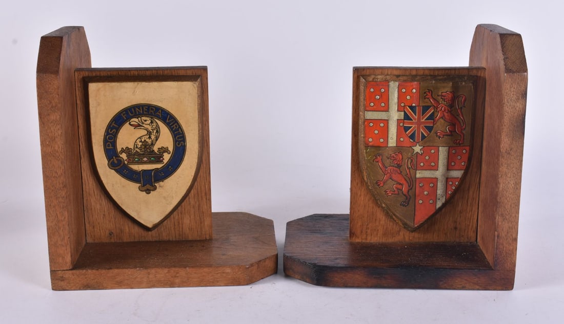 A PAIR OF 1930S ENGLISH CARVED OAK COUNTRY HOUSE PAINTED ARMORIAL BOOKENDS. Each end 18 cm x 15 cm.: A PAIR OF 1930S ENGLISH CARVED OAK COUNTRY HOUSE PAINTED ARMORIAL BOOKENDS. Each end 18 cm x 15 cm.