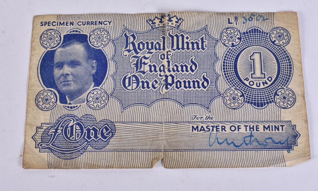 A ROYAL MINT OF ENGLAND ONE POUND NOTE. 15 cm x 9.5 cm. (1 of 2)