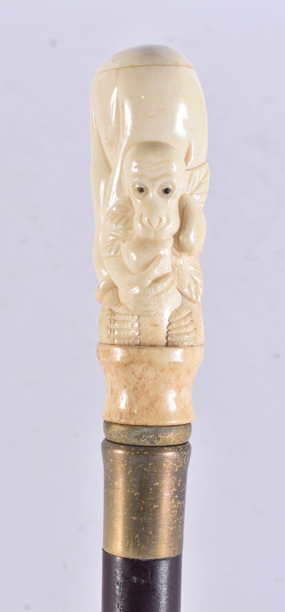 A CONTINENTAL CARVED BONE WALKING CANE. 90 cm long.: A CONTINENTAL CARVED BONE WALKING CANE. 90 cm long.