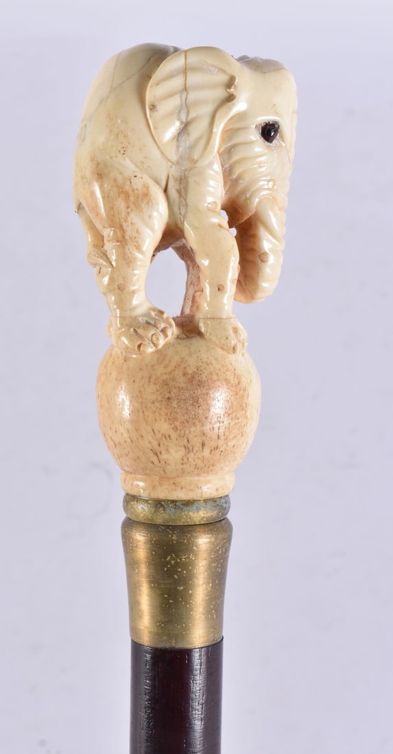 A CONTINENTAL CARVED BONE WALKING CANE. 90 cm long.: A CONTINENTAL CARVED BONE WALKING CANE. 90 cm long.