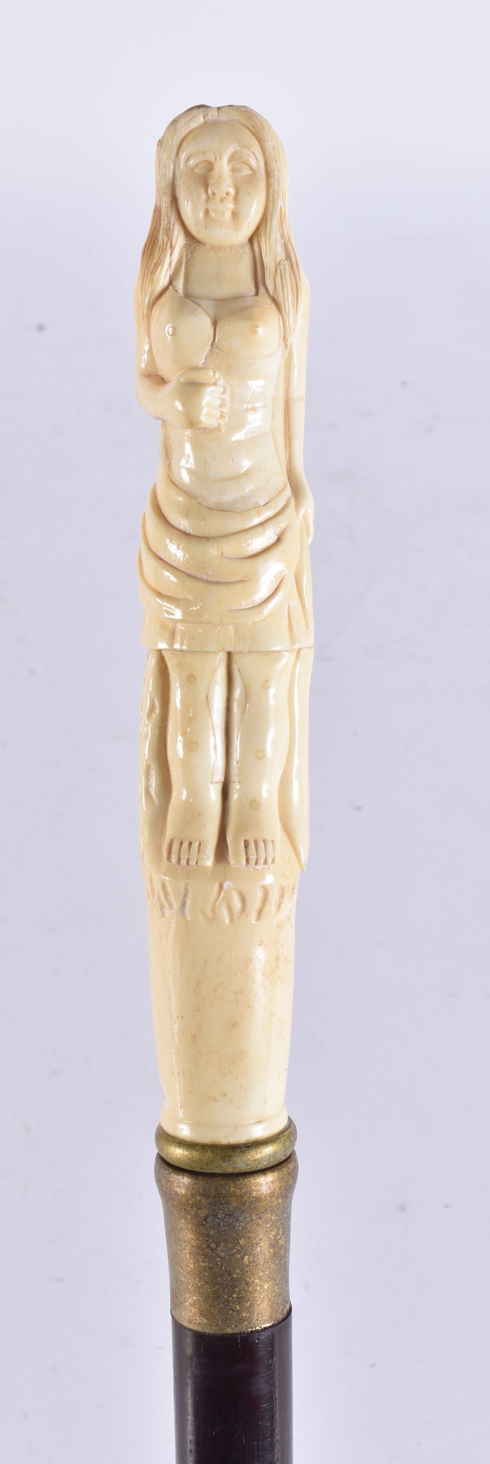 A CONTINENTAL CARVED BONE WALKING CANE. 90 cm long.: A CONTINENTAL CARVED BONE WALKING CANE. 90 cm long.