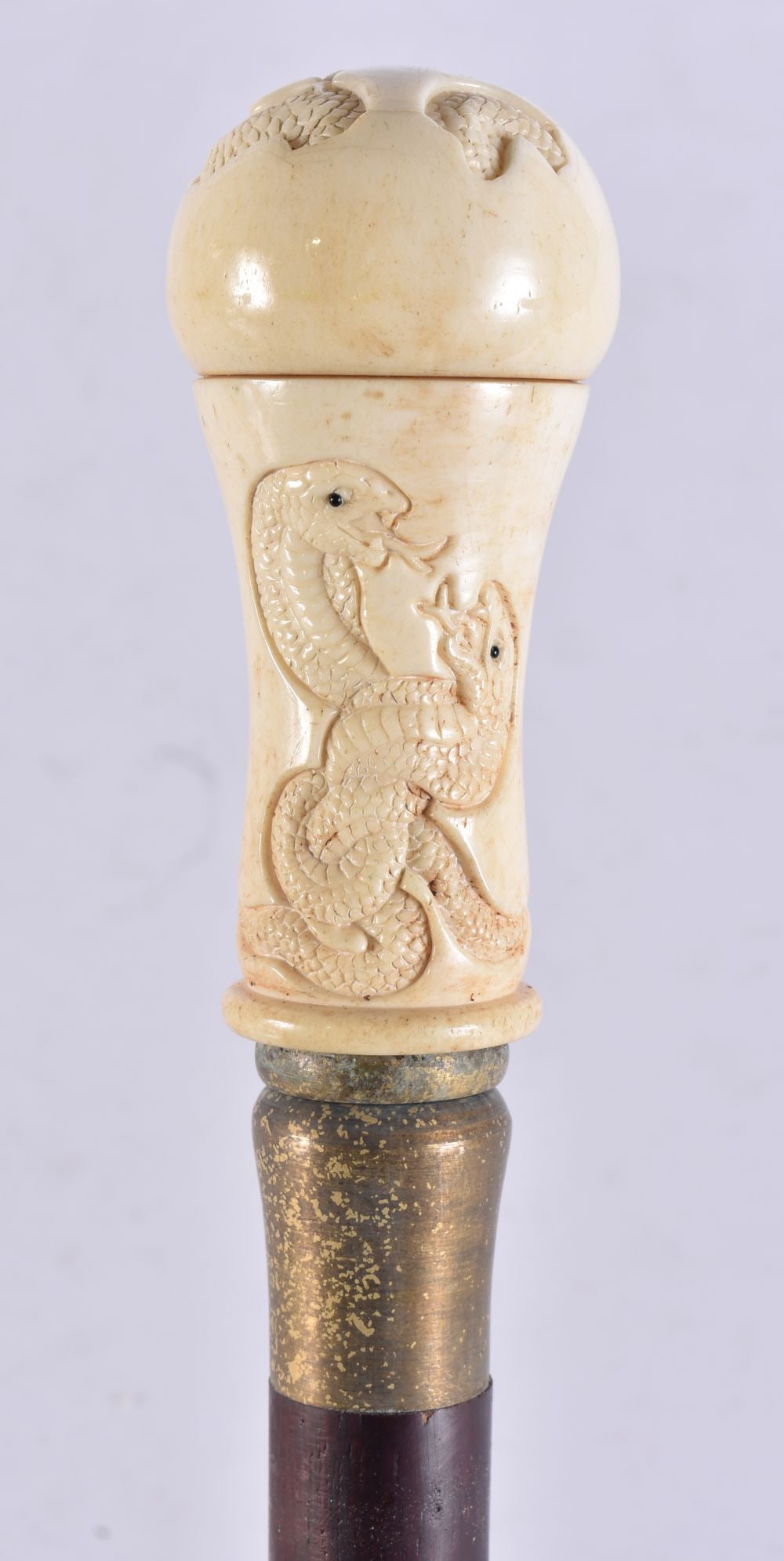 A CONTINENTAL CARVED BONE WALKING CANE. 90 cm long. (1 of 5)