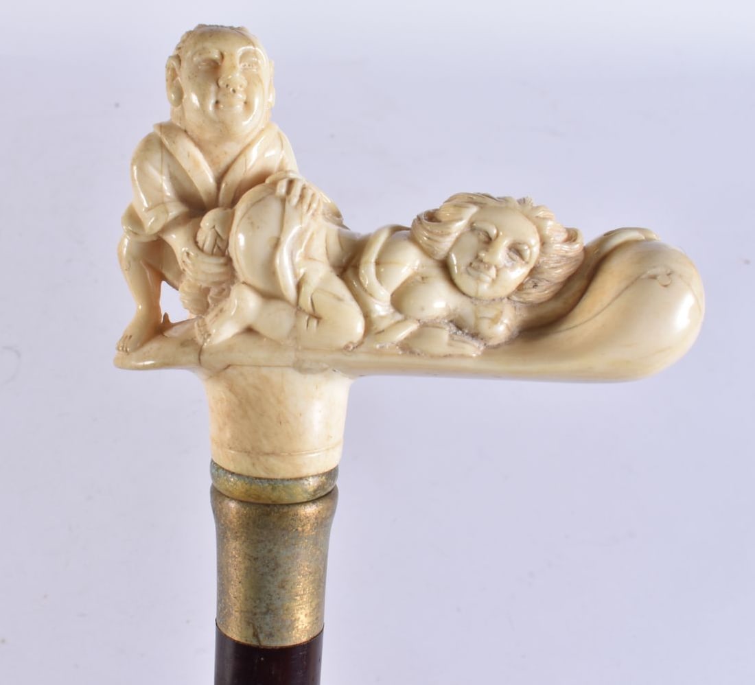 A CONTINENTAL CARVED BONE WALKING CANE. 90 cm long. (1 of 5)