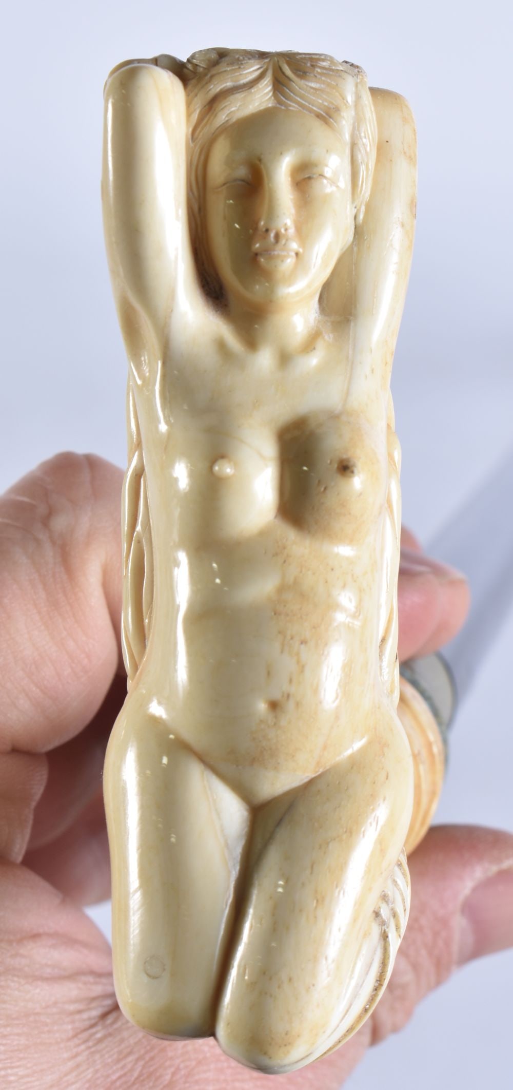 A CONTINENTAL CARVED BONE WALKING CANE. 90 cm long.: A CONTINENTAL CARVED BONE WALKING CANE. 90 cm long.