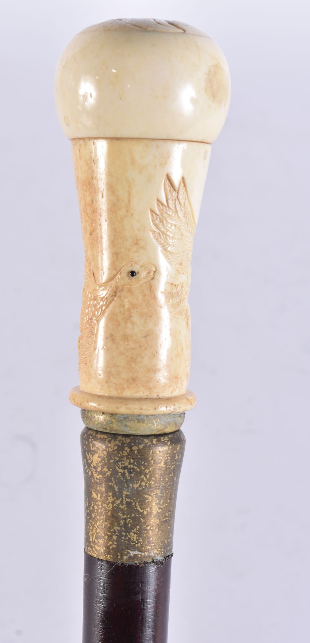 A CONTINENTAL CARVED BONE WALKING CANE. 90 cm long.: A CONTINENTAL CARVED BONE WALKING CANE. 90 cm long.