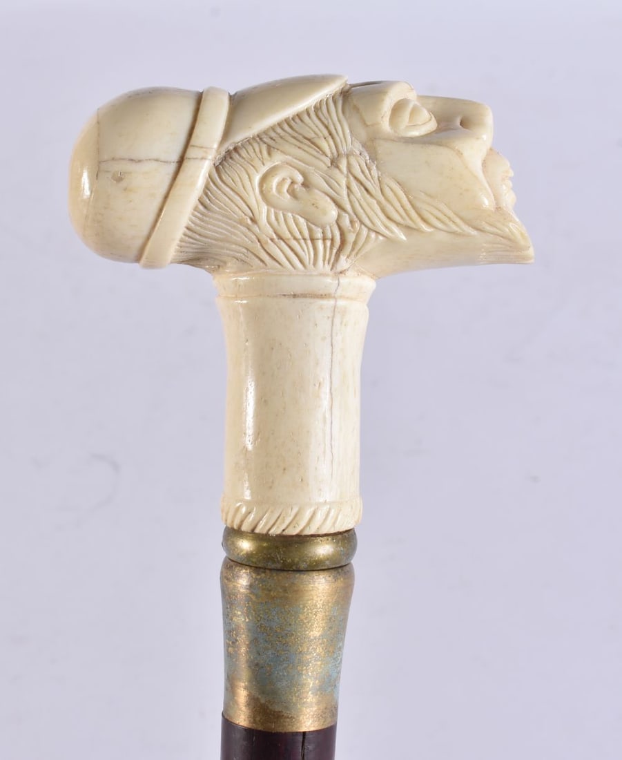 A CONTINENTAL CARVED BONE WALKING CANE. 90 cm long. (1 of 4)