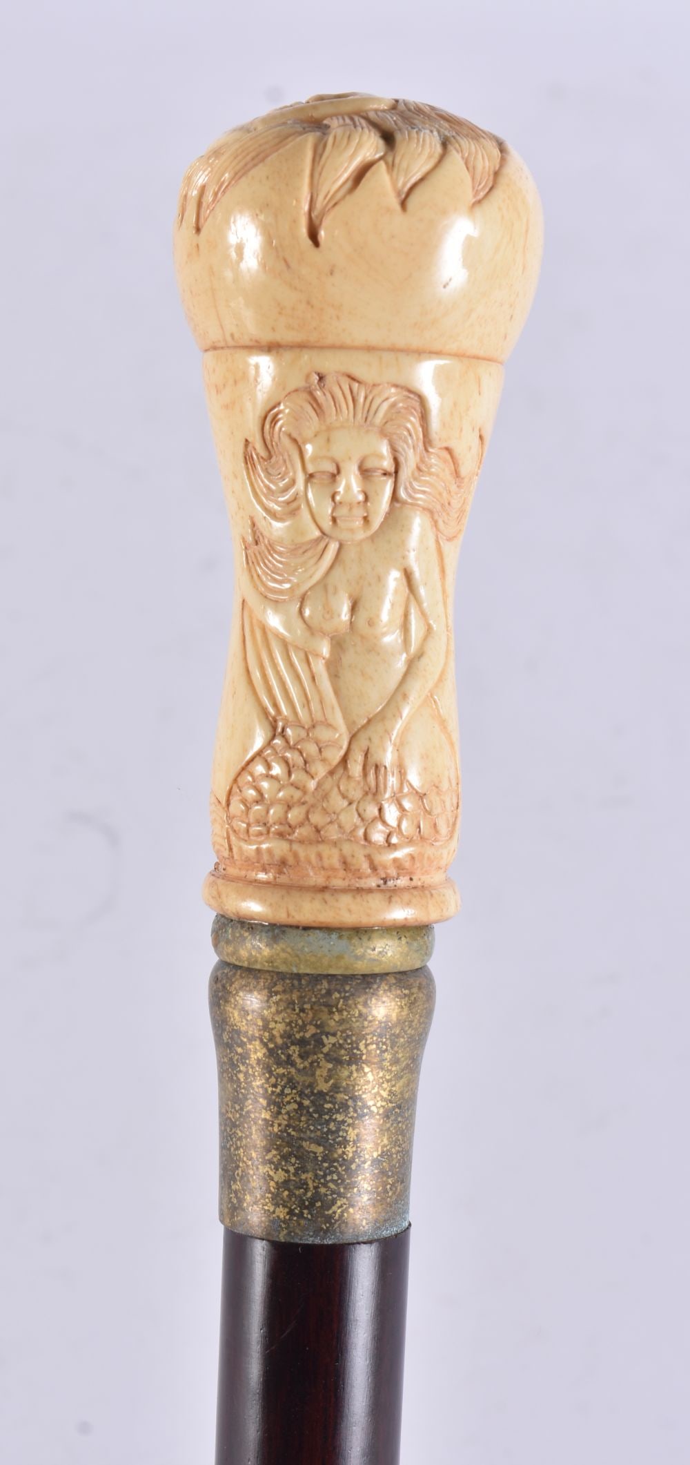 A CONTINENTAL CARVED BONE WALKING CANE. 90 cm long. (1 of 5)