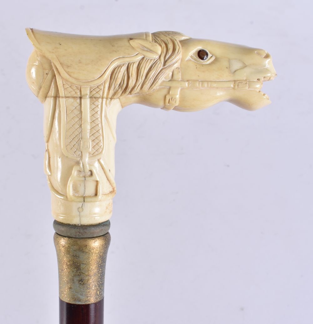 A CONTINENTAL CARVED BONE WALKING CANE. 90 cm long. (1 of 4)