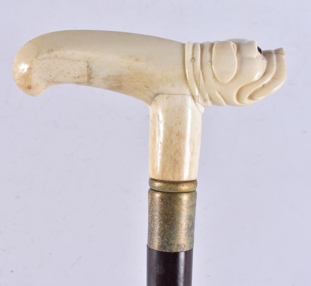 A CONTINENTAL CARVED BONE WALKING CANE. 90 cm long.: A CONTINENTAL CARVED BONE WALKING CANE. 90 cm long.