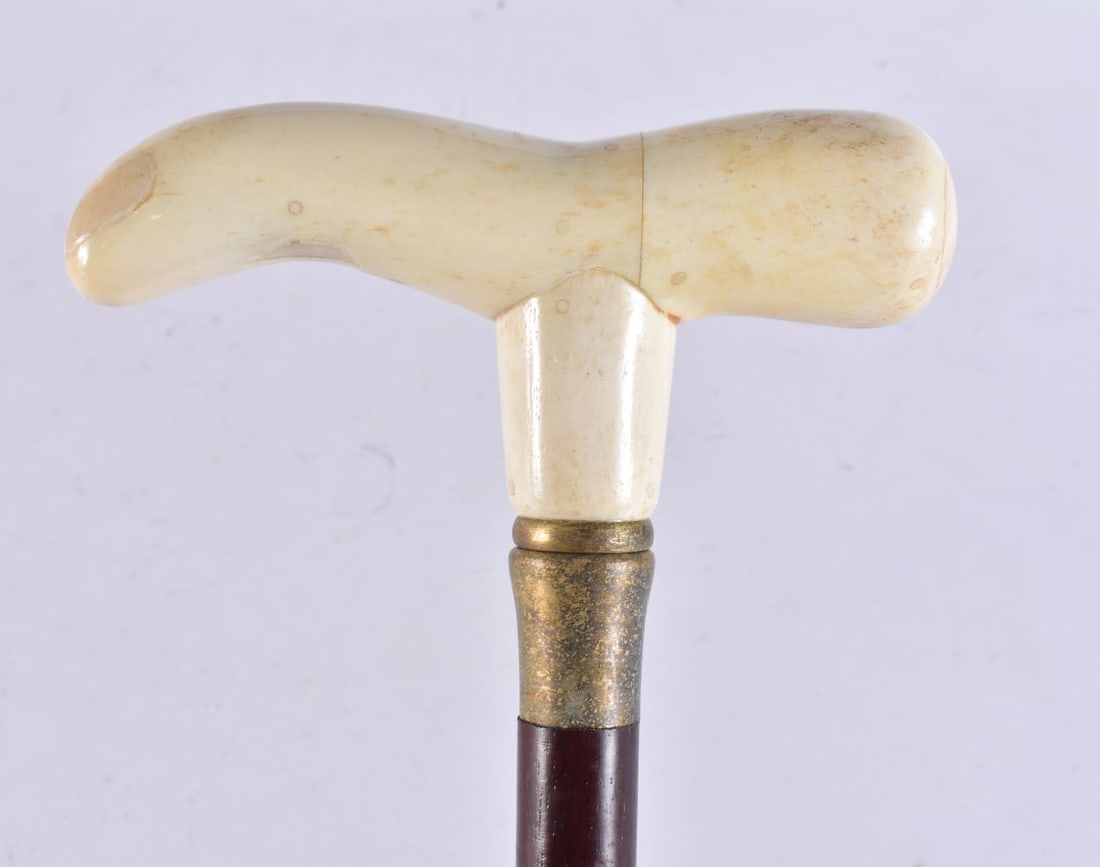 A CONTINENTAL CARVED BONE WALKING CANE. 90 cm long.: A CONTINENTAL CARVED BONE WALKING CANE. 90 cm long.