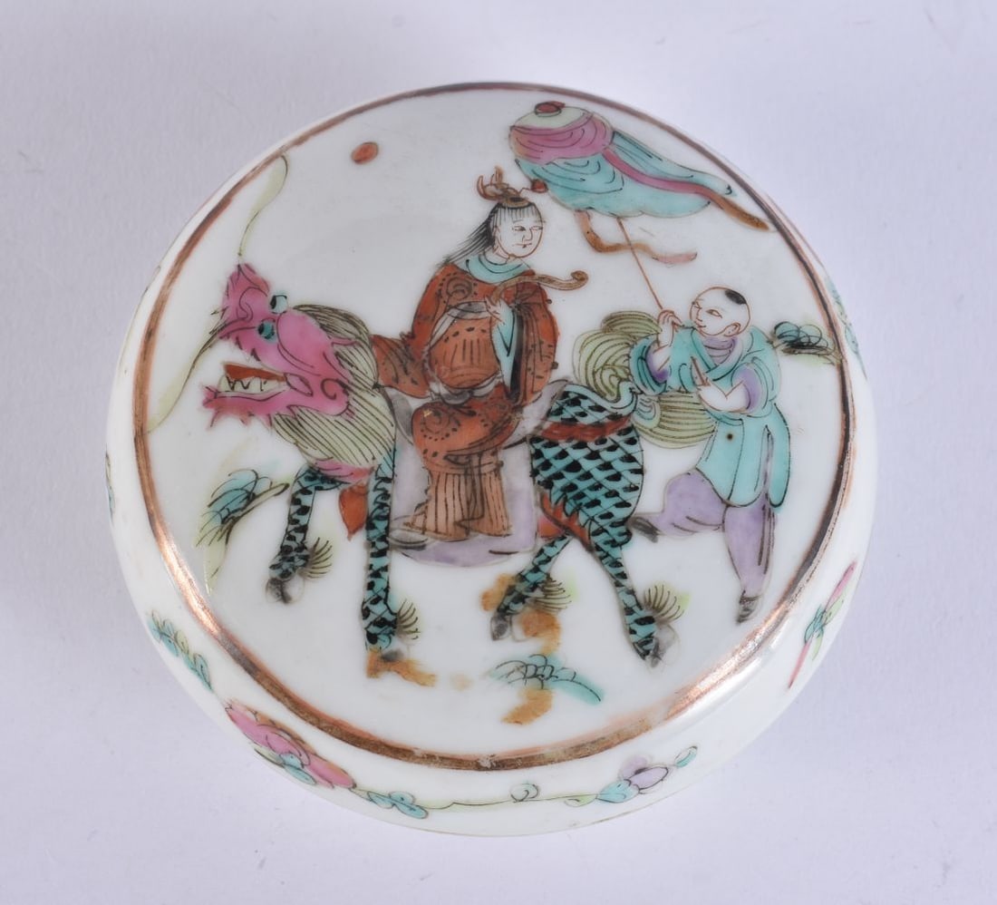AN EARLY 20TH CENTURY CHINESE FAMILLE ROSE PORCELAIN BOX AND COVER Late Qing/Republic. 8.5 cm wide. (1 of 5)