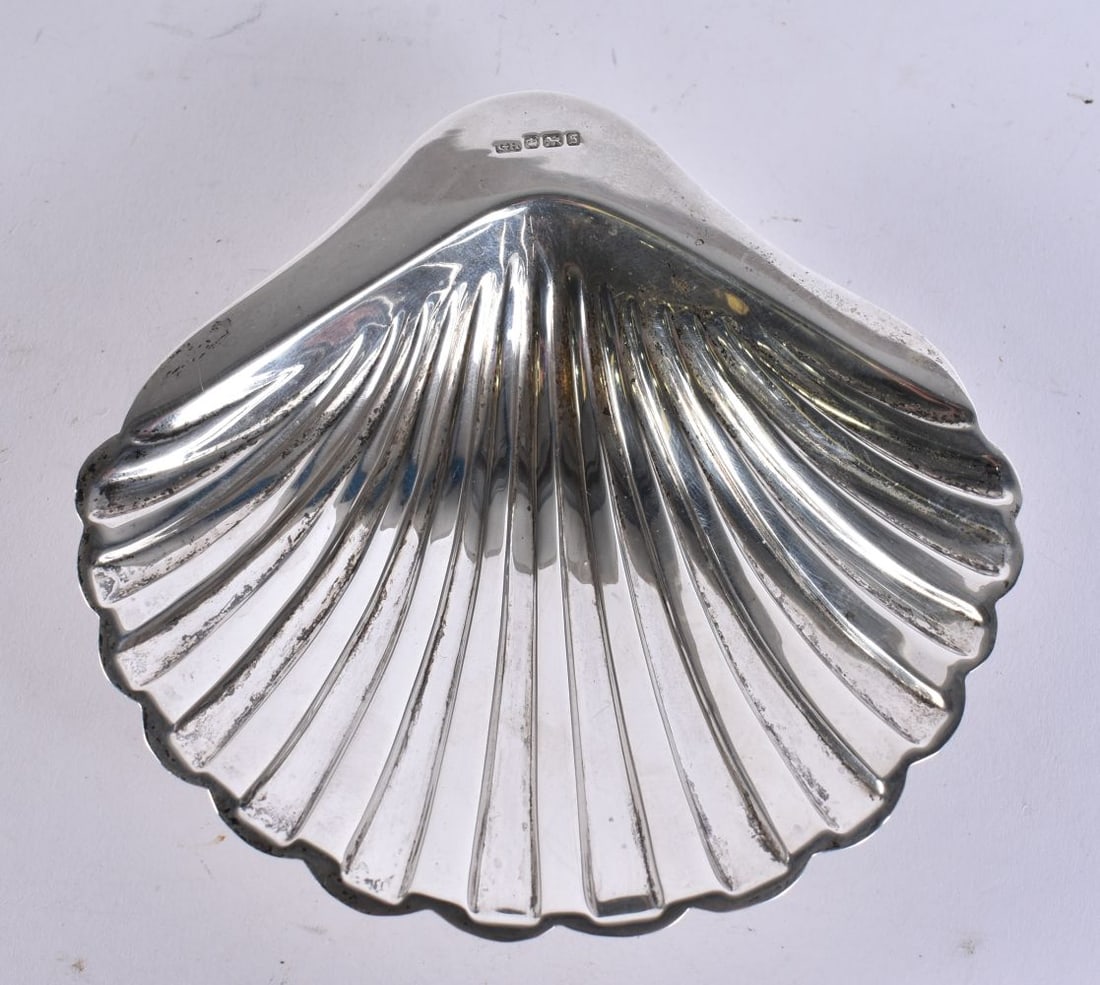 A SILVER SHELL DISH. 85 grams. 13.5 cm x 12.5 cm. (1 of 3)