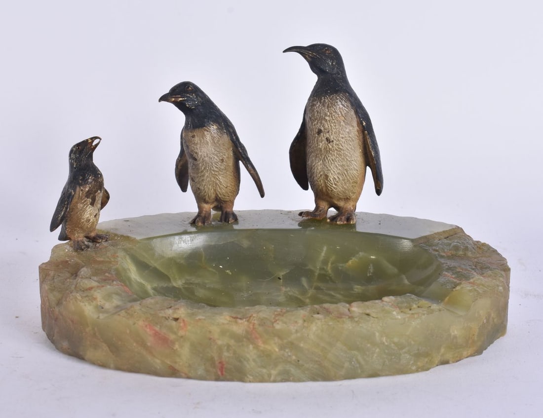 AN UNUSUAL ANTIQUE AUSTRIAN COLD PAINTED BRONZE PENGUIN ASHTRAY. 18 cm wide. (1 of 6)