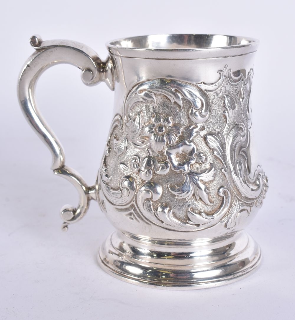 A GEORGE III REPOUSSE SILVER CHRISTENING MUG. 197 grams. 10 cm high. (1 of 6)