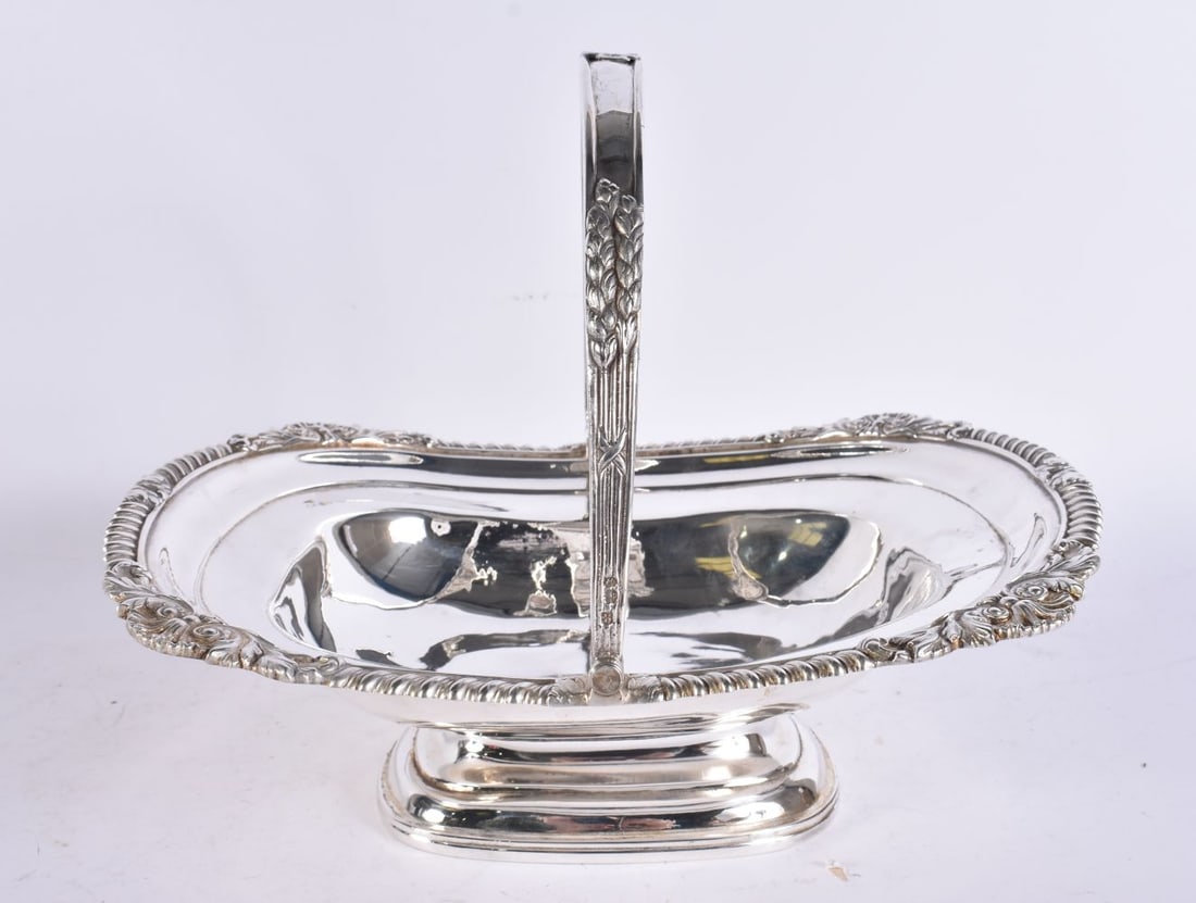 AN EARLY 19TH CENTURY SILVER CASKET. 820 grams. 27 cm x 22 cm inc handle. (1 of 7)