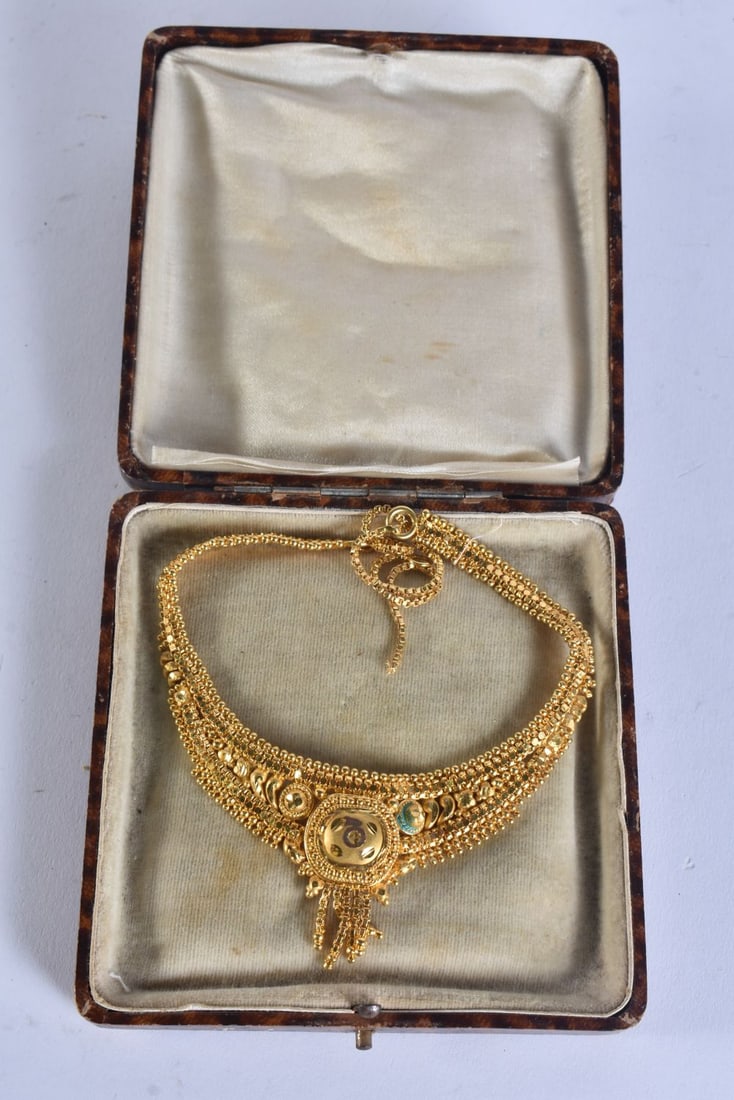 AN INDIAN YELLOW METAL NECKLACE. 23 grams. 26 cm wide. (1 of 5)