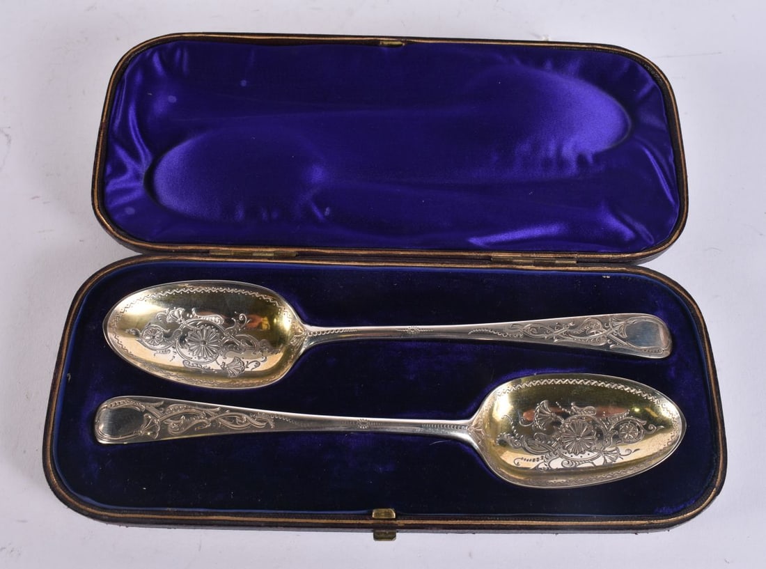 A CASED PAIR OF GEORGE III SILVER SPOONS. 120 grams. 19 cm long. (1 of 7)