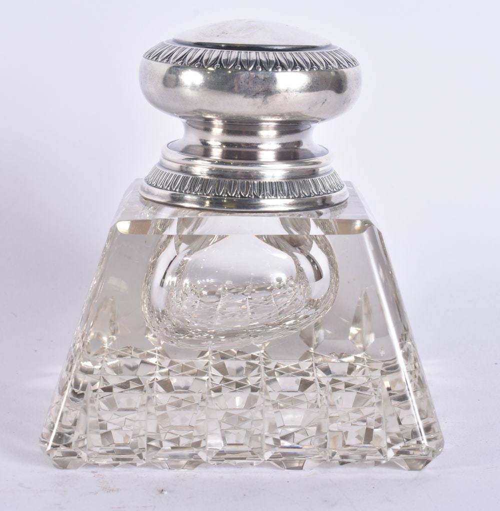AN ANTIQUE RUSSIAN SILVER AND CUT GLASS INKWELL. 12 cm x 8 cm.: AN ANTIQUE RUSSIAN SILVER AND CUT GLASS INKWELL. 12 cm x 8 cm.