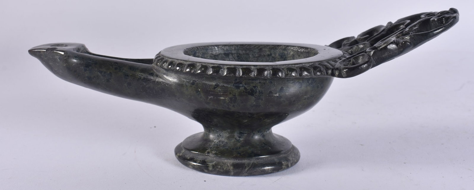 A 19TH CENTURY ITALIAN CARVED SERPENTINE GRAND TOUR OIL LAMP. 18 cm wide. (1 of 4)