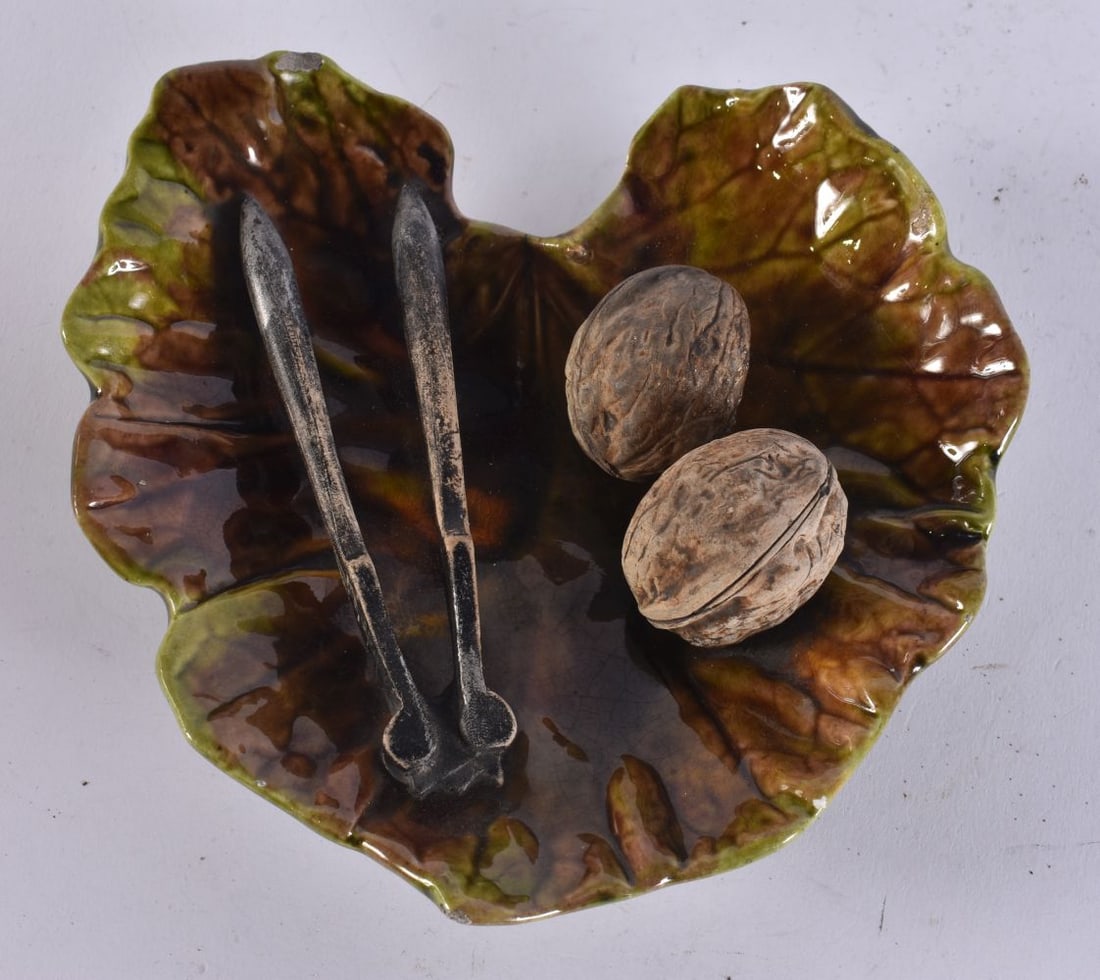 A BRETBY TROMP OEIL WALNUT POTTERY DISH. 16 cm x 14 cm. (1 of 3)