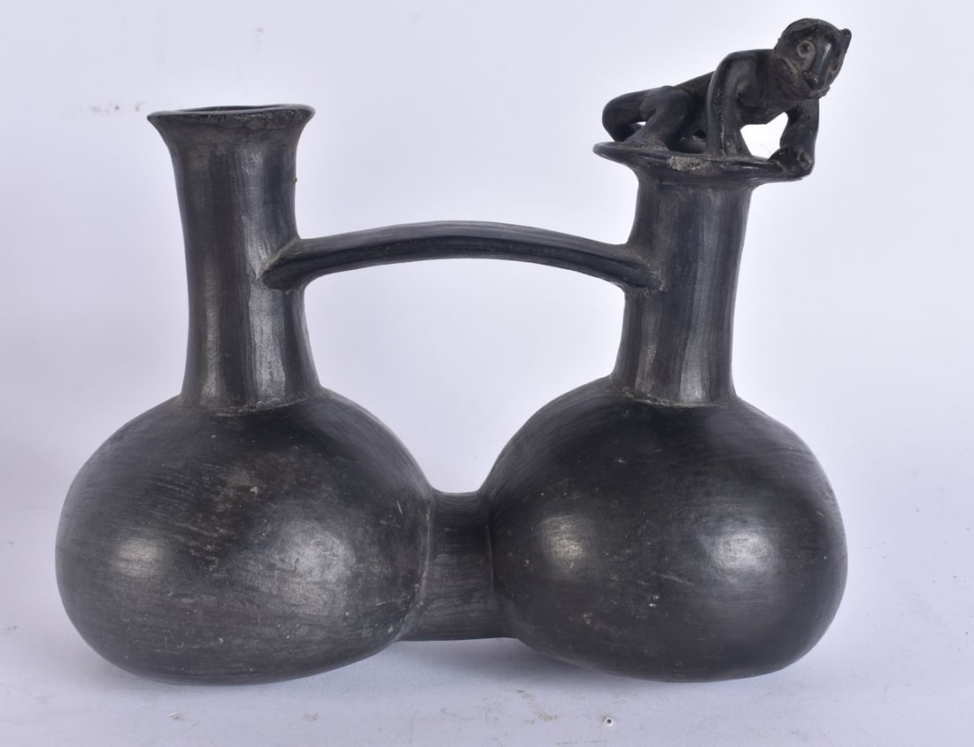 AN EARLY SOUTH AMERICAN POTTERY DOUBLE VESSEL. 18 cm x 16 cm. (1 of 5)