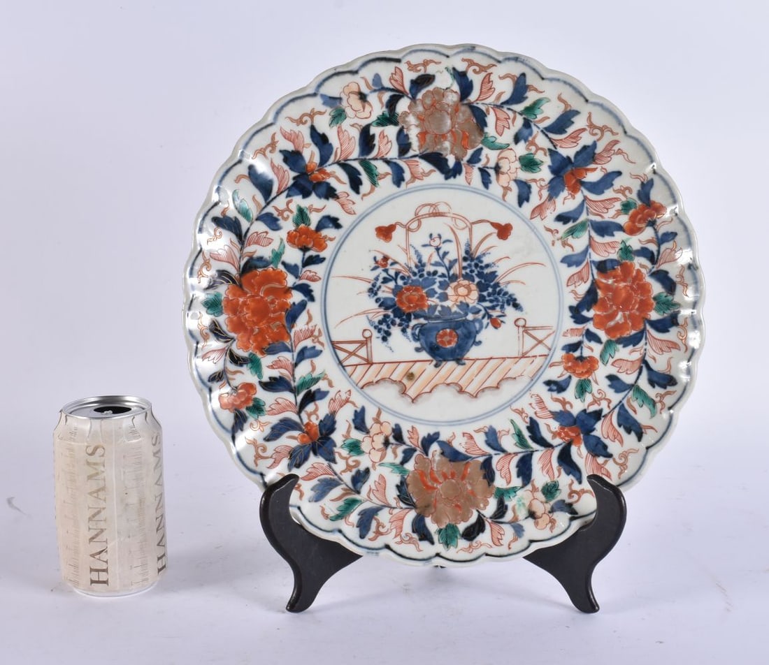 A LARGE 19TH CENTURY JAPANESE MEIJI PERIOD FLUTED IMARI DISH painted with flowers. 25 cm wide. (1 of 4)