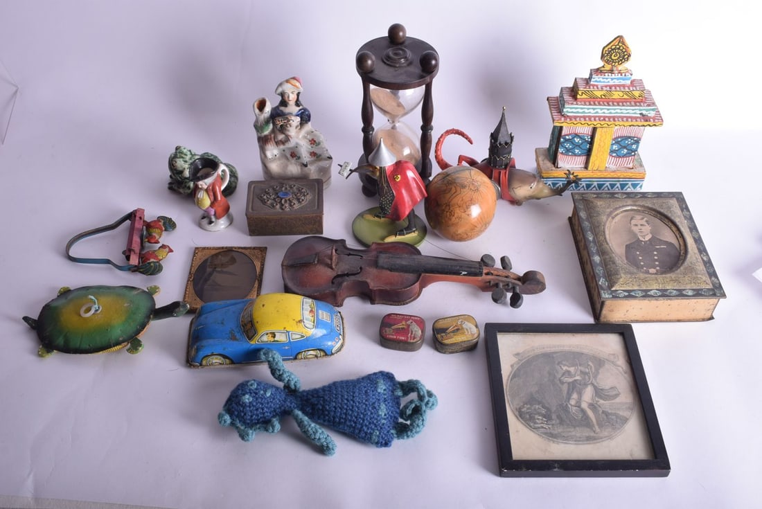 ASSORTED COLLECTABLES. (qty) (1 of 4)