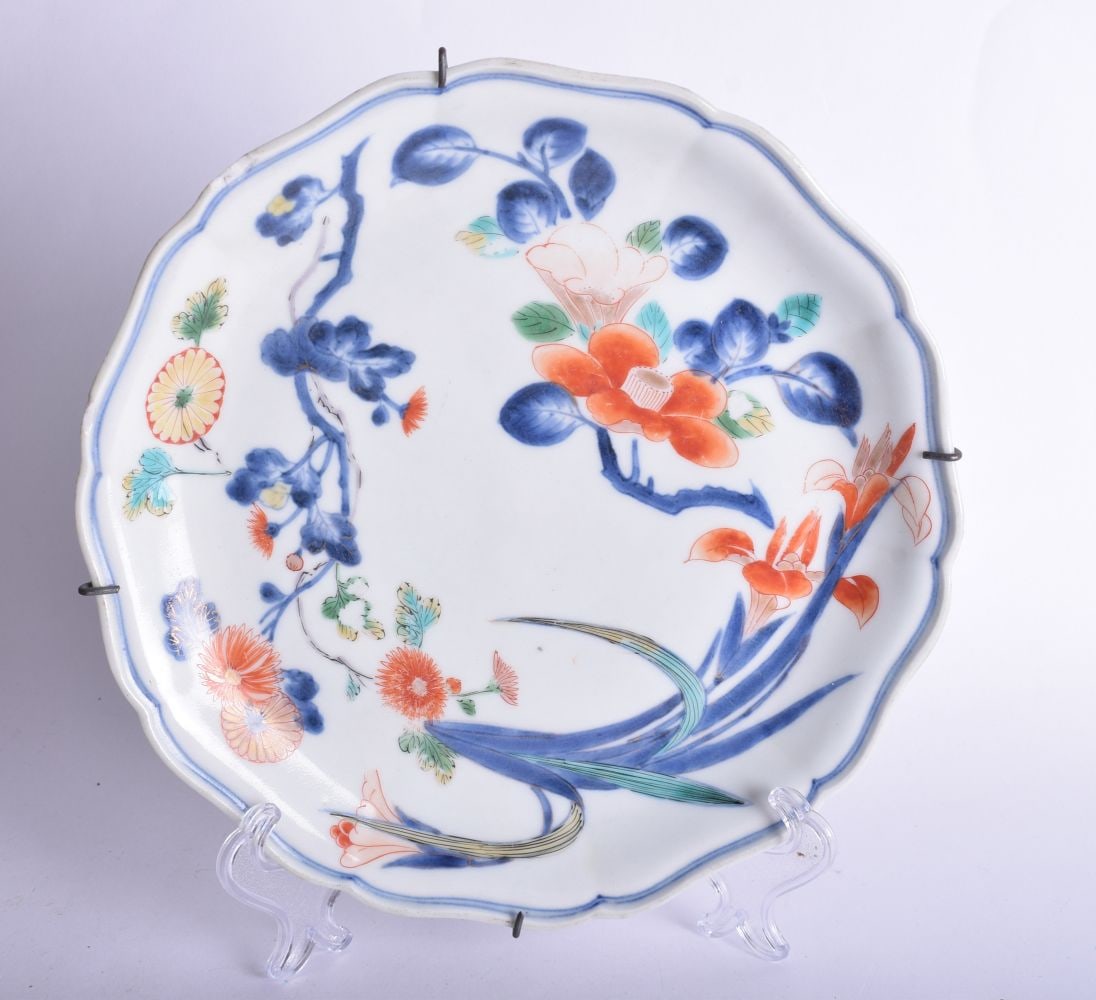 A 17TH CENTURY JAPANESE EDO PERIOD IMARI FLUTED PORCELAIN DISH C1680. 20 cm wide. (1 of 2)