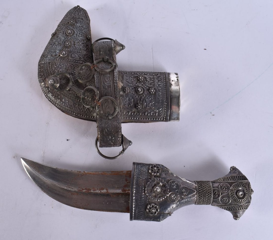 AN ANTIQUE SILVER MOUNTED EASTERN DAGGER. 21 cm long. (1 of 4)