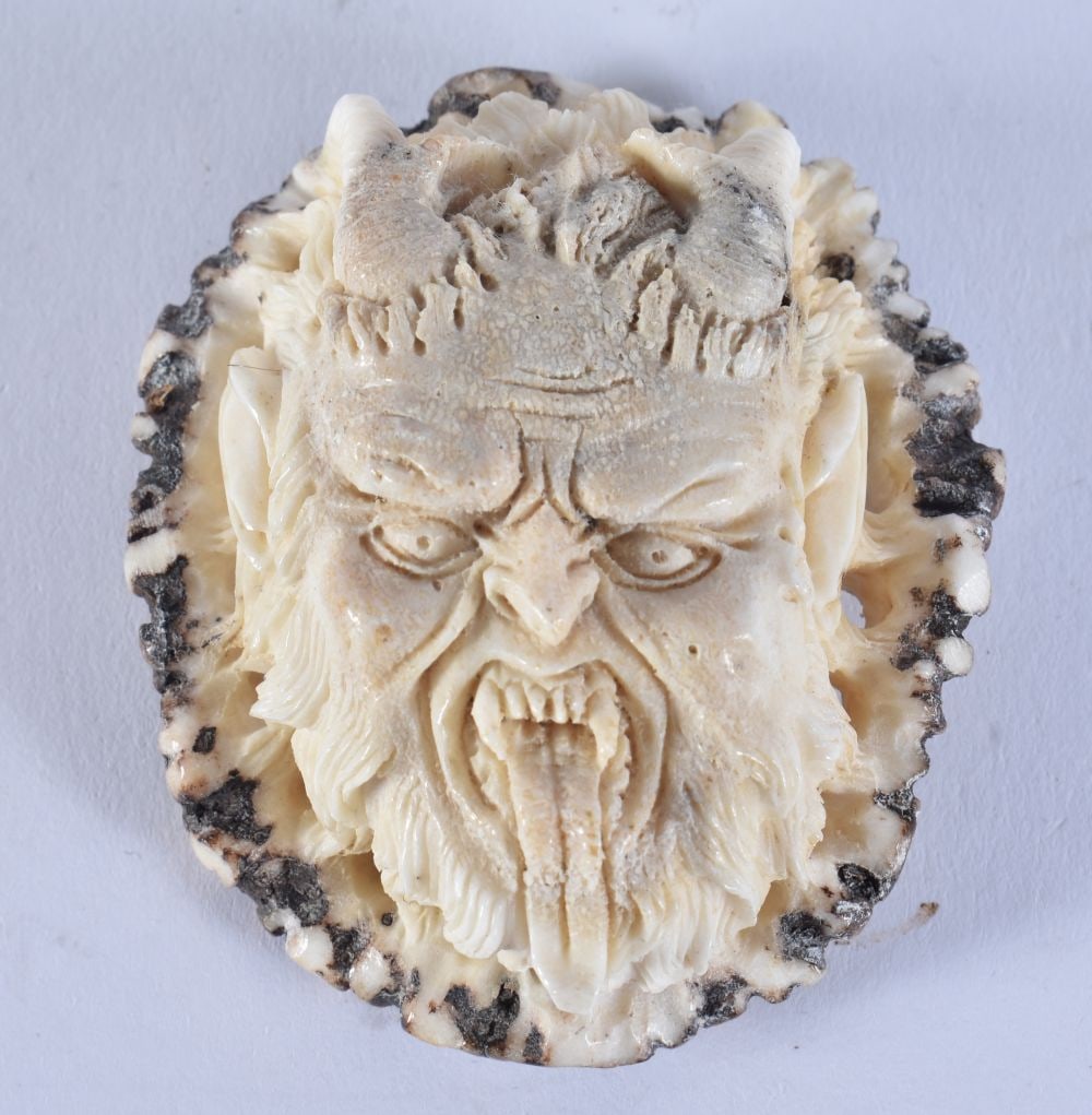 A JAPANESE CARVED STAG ANTLER DEVIL PLAQUE. 6.5 cm x 4.5 cm. (1 of 2)