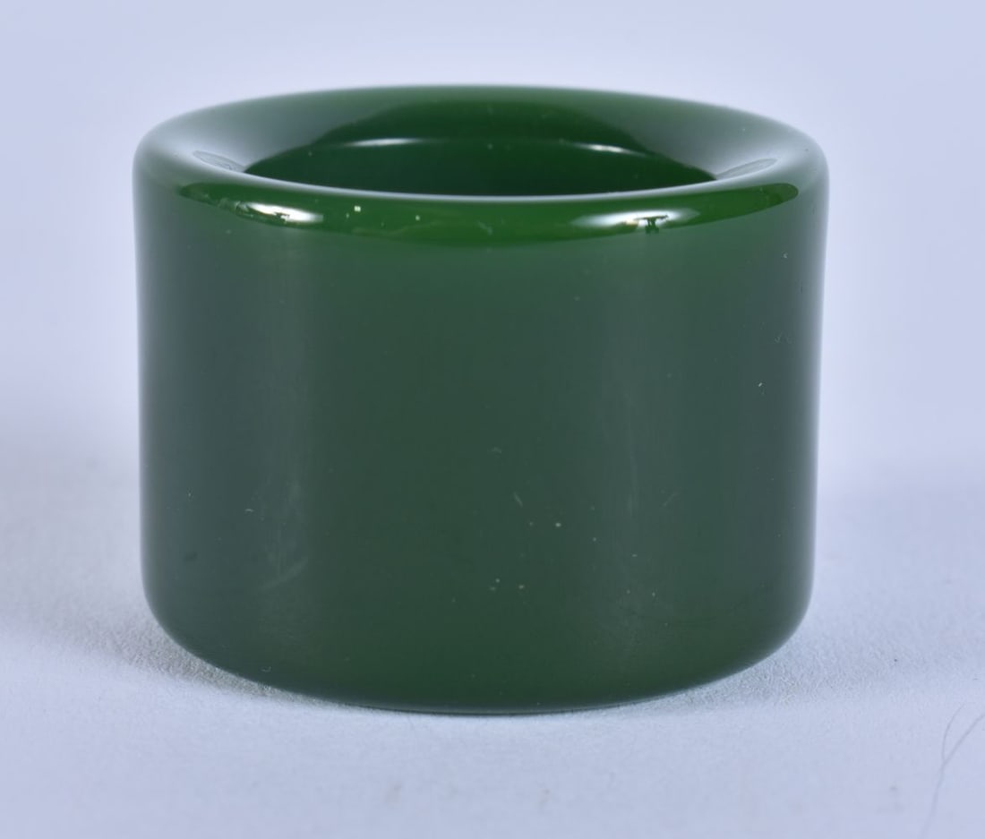 A CHINESE JADE ARCHERS RING. 3.5 cm wide. (1 of 3)