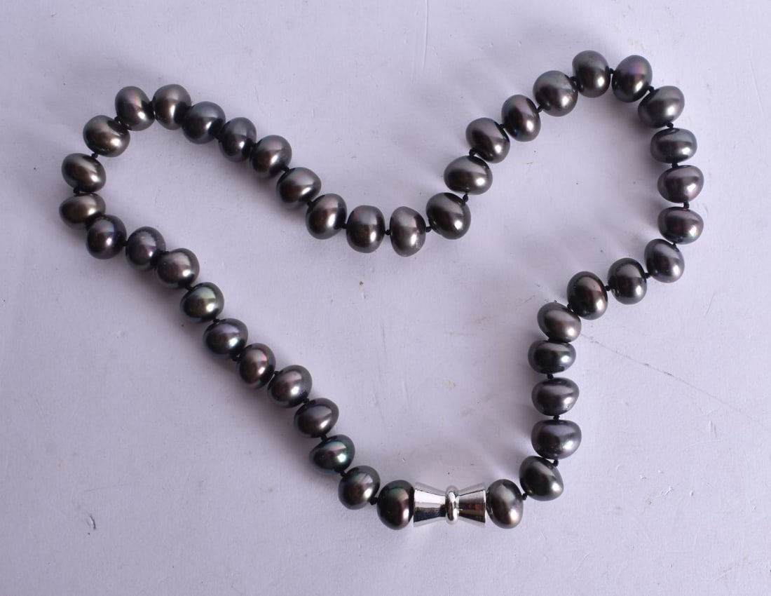 A Pearlescent Black Bead Necklace. 48cm long, Bead size 12mmGood (1 of 3)