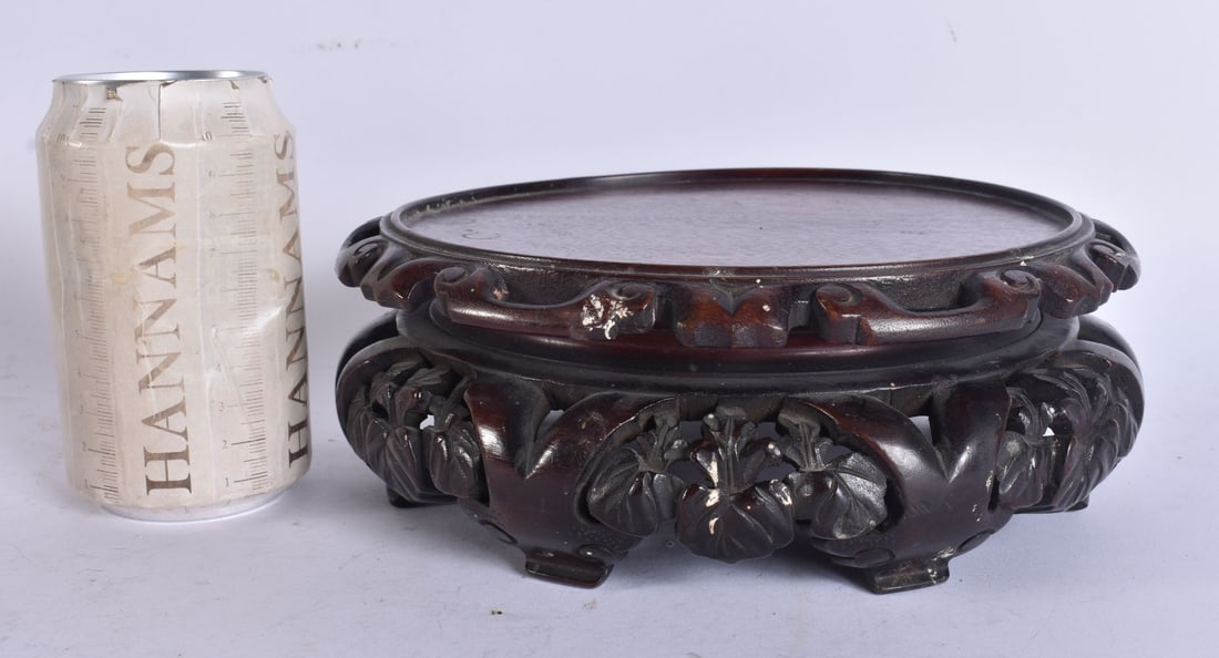 A LARGE 19TH CENTURY CHINESE CARVED WOOD DISPLAY STAND Late Qing. 20.5 cm wide, internal width 17 cm (1 of 5)