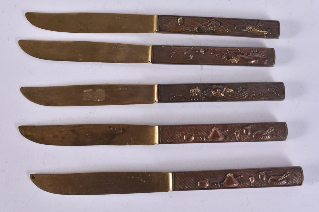 A SET OF FIVE 19TH CENTURY JAPANESE MEIJI PERIOD MIXED METAL KNIVES possibly with silver gilt blades (1 of 4)