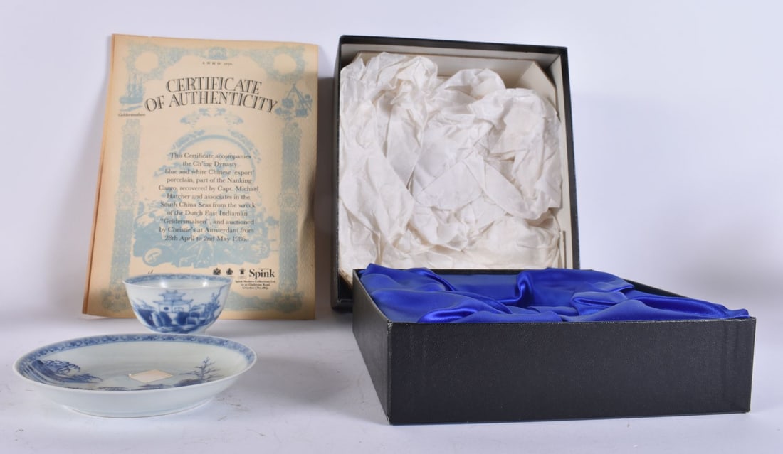 A BOXED CHINESE NANKING CARGO PORCELAIN TEABOWL AND SAUCER. 11 cm wide. (2) (1 of 3)