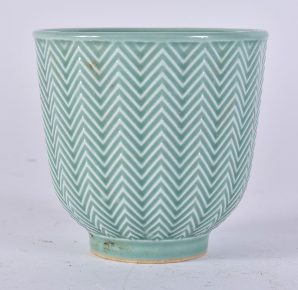 A CHINESE PORCELAIN TEABOWL. 8.5 cm x 7.5 cm. (1 of 3)