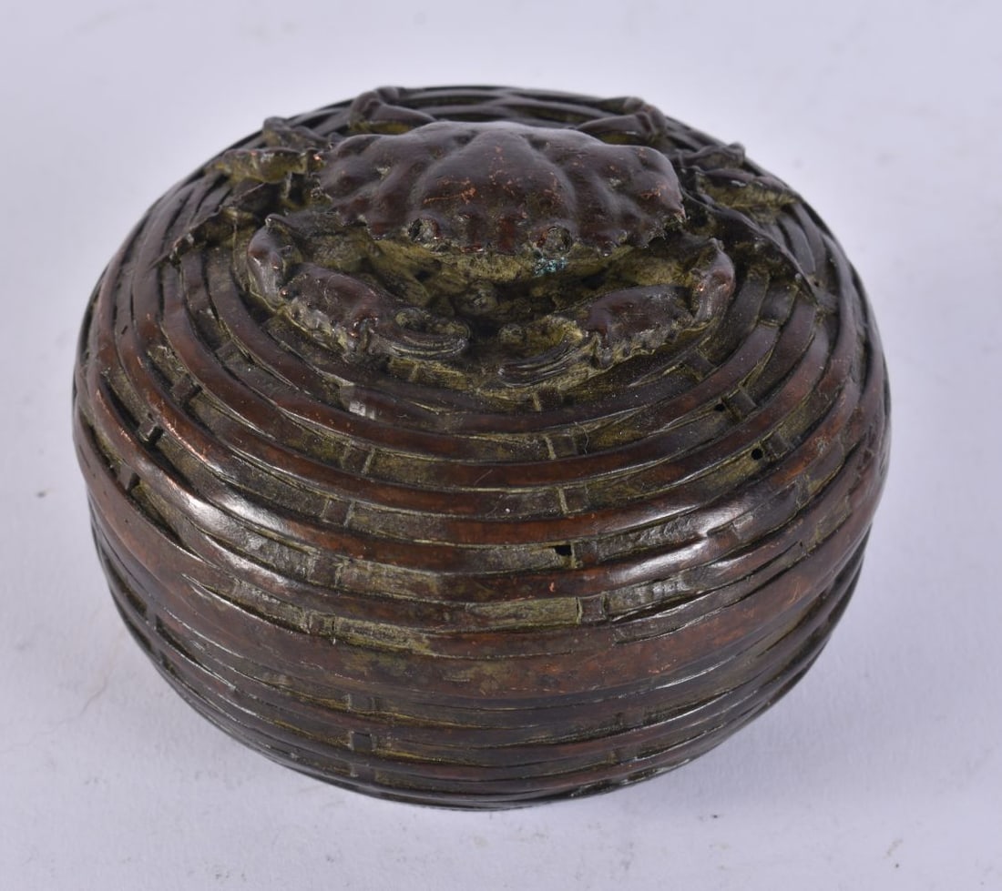 A JAPANESE BRONZE CRAB BOX AND COVER. 9.5 cm wide. (1 of 4)