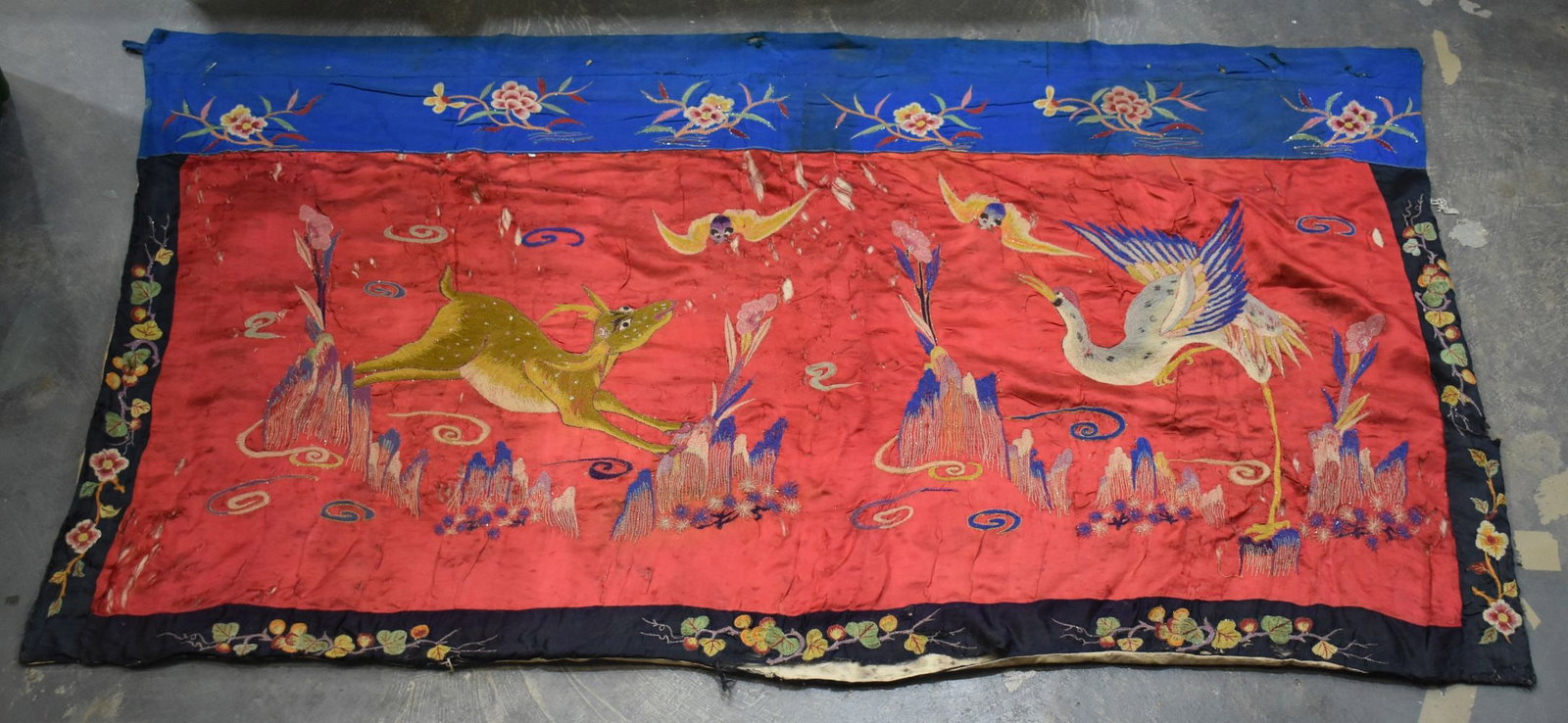 AN EARLY 20TH CENTURY CHINESE RED SILK EMBROIDERED PANEL Late Qing/Republic. 160 cm x 88 cm. (1 of 10)