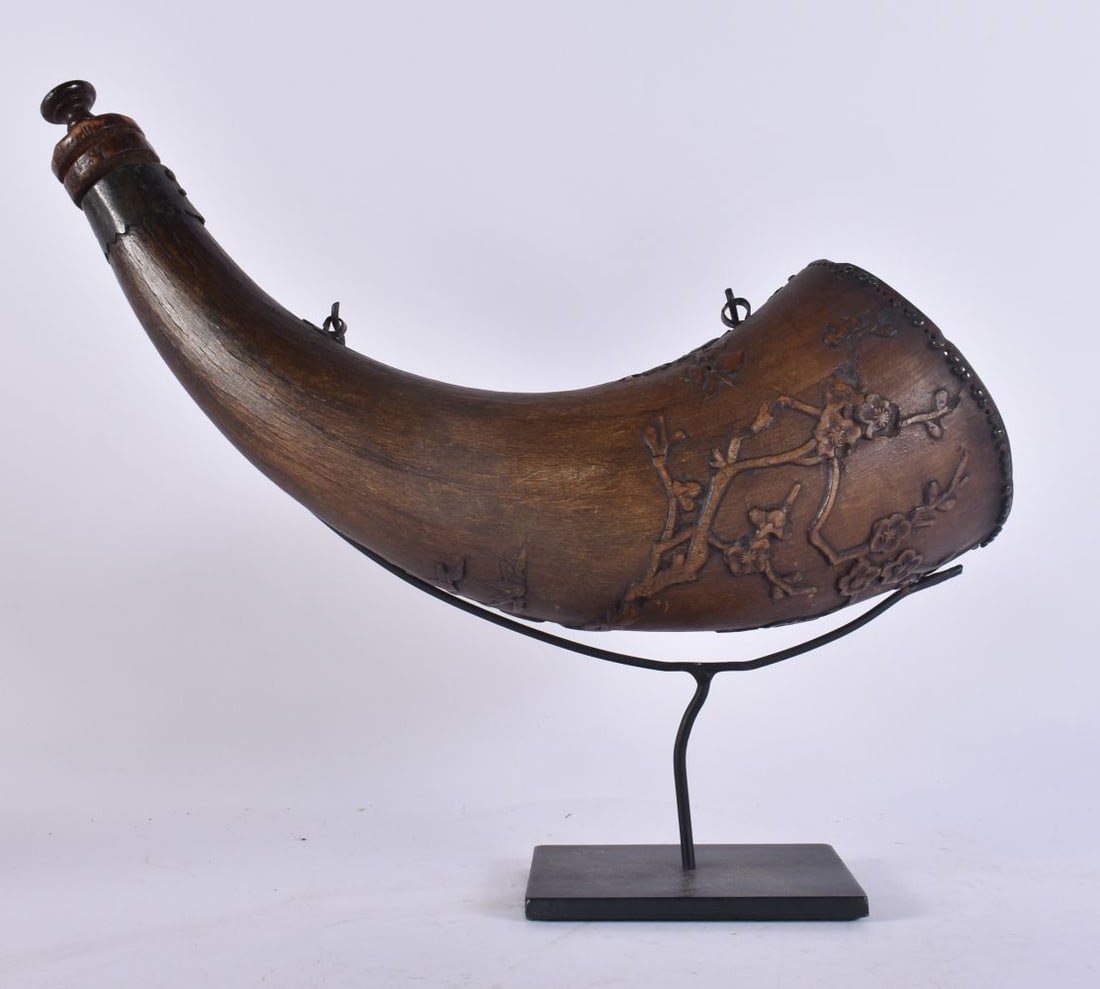 A RARE 18TH/19TH CENTURY CHINESE CARVED BUFFALO HORN POWDER HORN Late Qianlong/Jiaqing. 27 cm x 27 c (1 of 4)