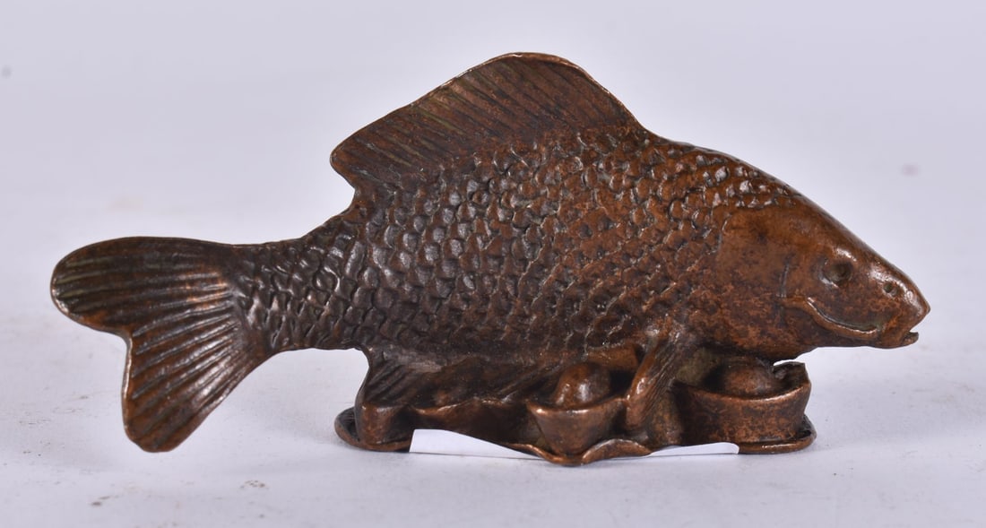 A JAPANESE BRONZE FISH OKIMONO. 9 cm wide. (1 of 5)