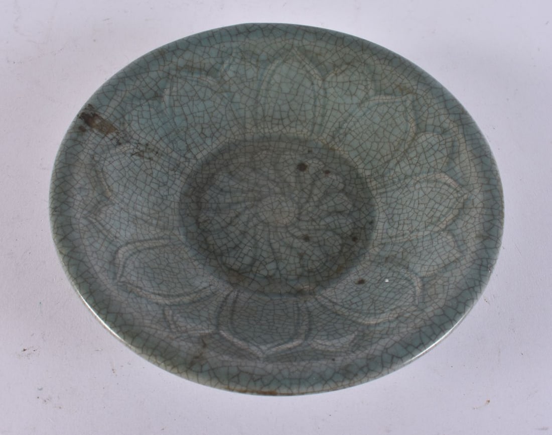 A CHINESE PORCELAIN DISH. 15 cm wide. (1 of 2)