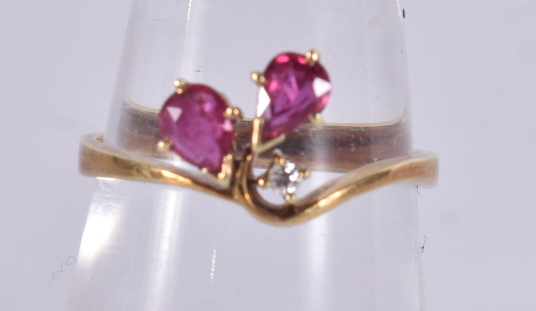A YELLOW METAL RUBY RING. O. 2.4 grams. (1 of 3)