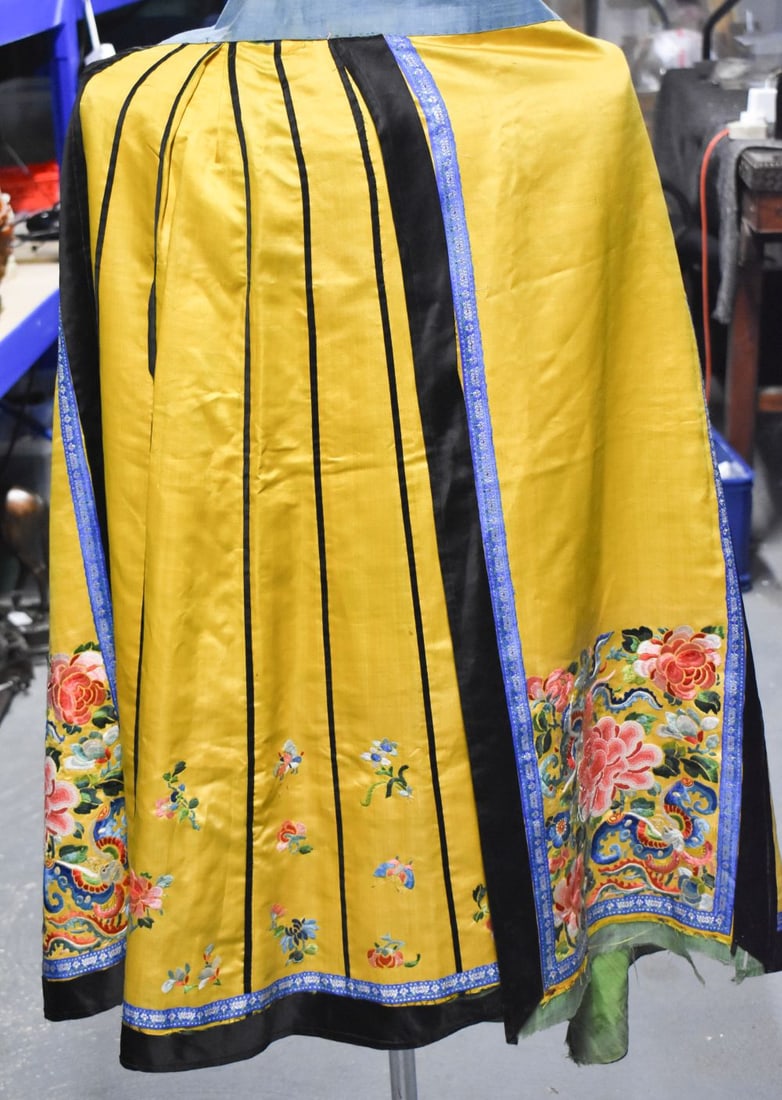 A LATE 19TH CENTURY CHINESE IMPERIAL YELLOW SILK EMBROIDERED SKIRT Late Qing. 98 cm x 120 cm.: A LATE 19TH CENTURY CHINESE IMPERIAL YELLOW SILK EMBROIDERED SKIRT Late Qing. 98 cm x 120 cm.