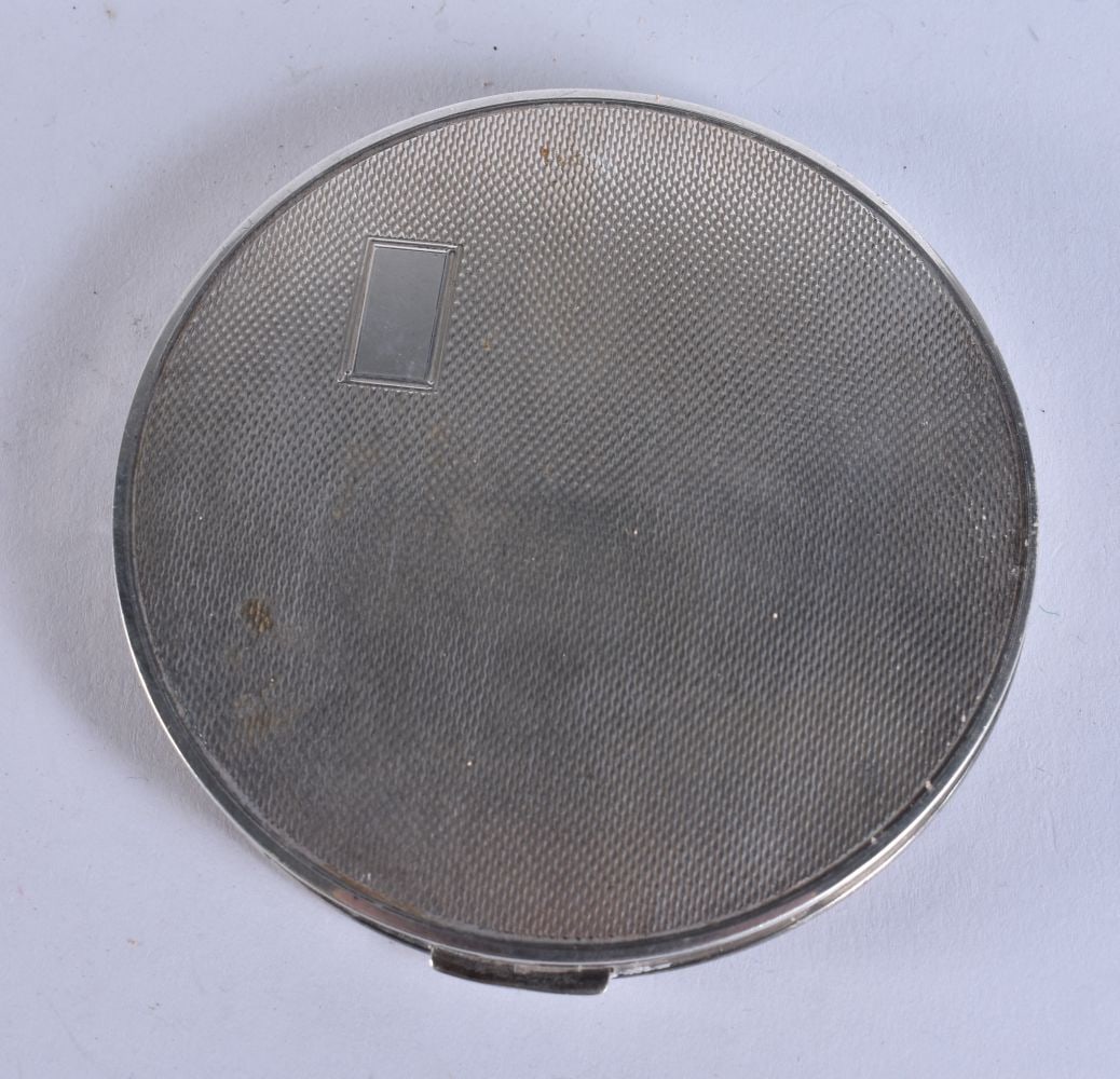AN ART DECO SILVER COMPACT. 102 grams. 8.5 cm wide. (1 of 3)