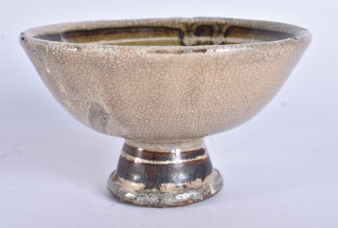 A CHINESE POTTERY STEM CUP. 11 cm wide.: A CHINESE POTTERY STEM CUP. 11 cm wide.