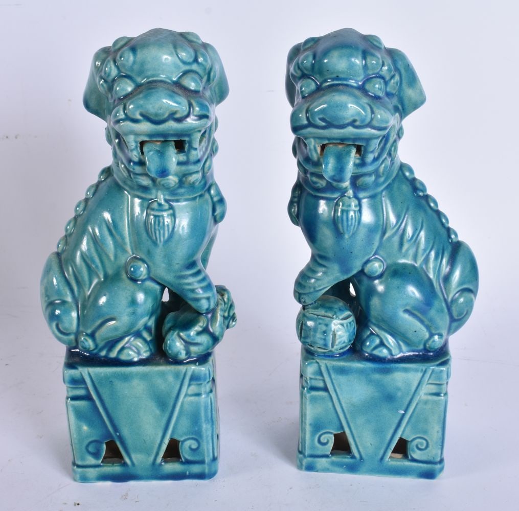 A PAIR OF CHINESE PORCELAIN TURQUOISE GLAZED DOGS OF FOE. 21 cm high. (1 of 4)